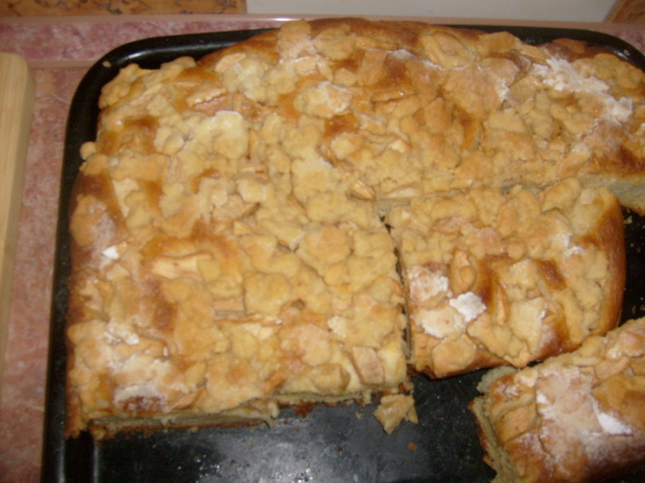 drozdzowka_z_jablkami_i_kruszonka