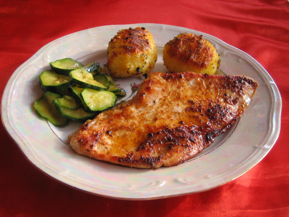 Piers z indyka z ziemniakami i cukinia przepis Mojegotowanie.pl