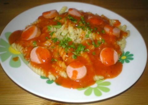 sos_pomidorowy_z_makaronem_i_jajkiem