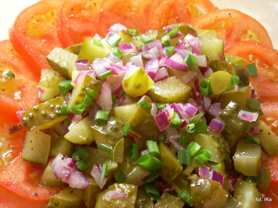 salatka_z_ogorkow_kiszonych_i_pomidorow