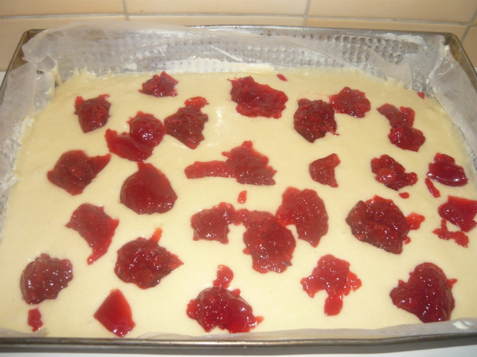 szybkie_ciasto_z_dzemem_i_kruszonka