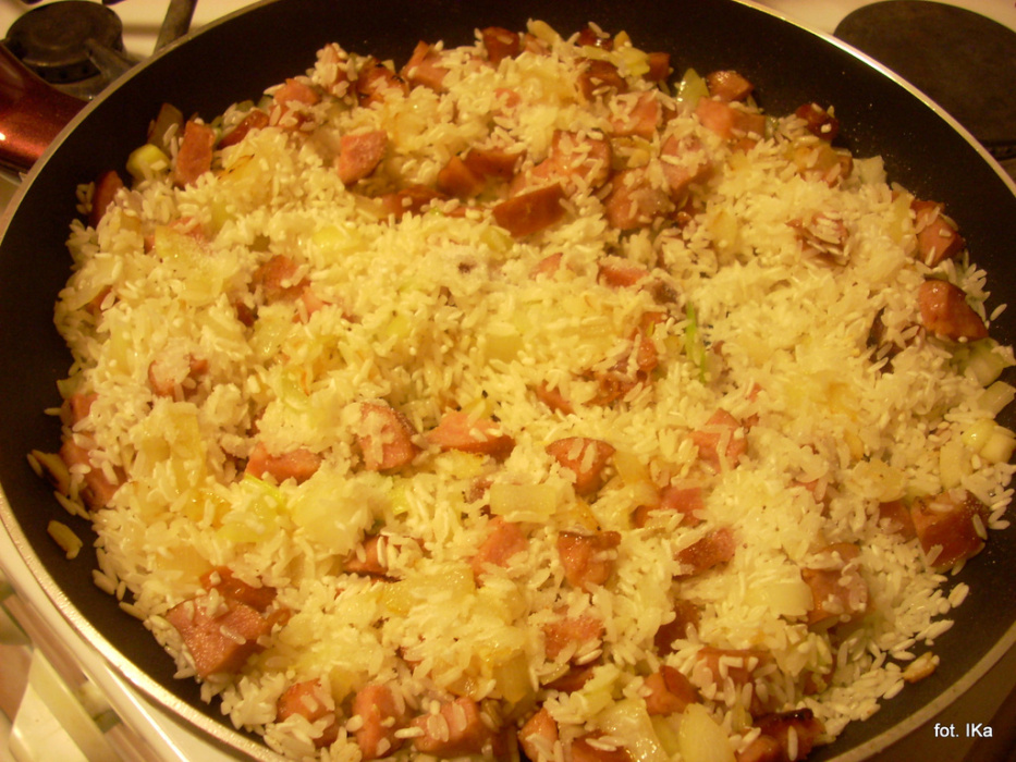 ryz_z_kielbasa_i_groszkiem