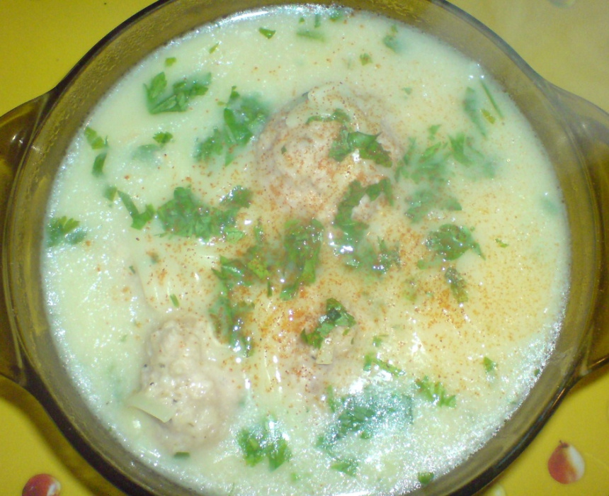 Zupa emmentalerowo- śmietankowa z pulpecikami i makaronem