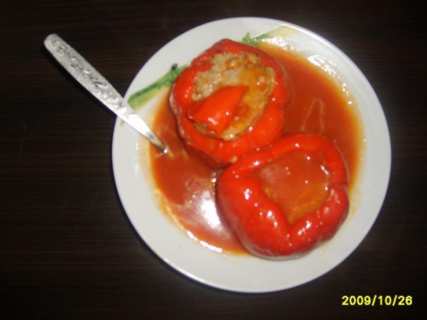 Faszerowana papryka z sosem pomidorowym