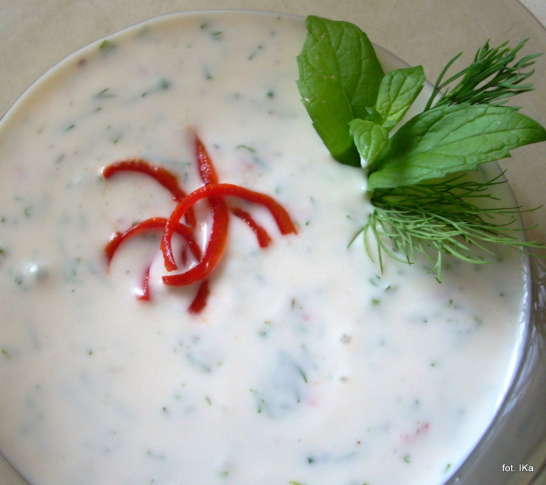 Sos jogurtowy z ziołami i chili przepis Mojegotowanie.pl