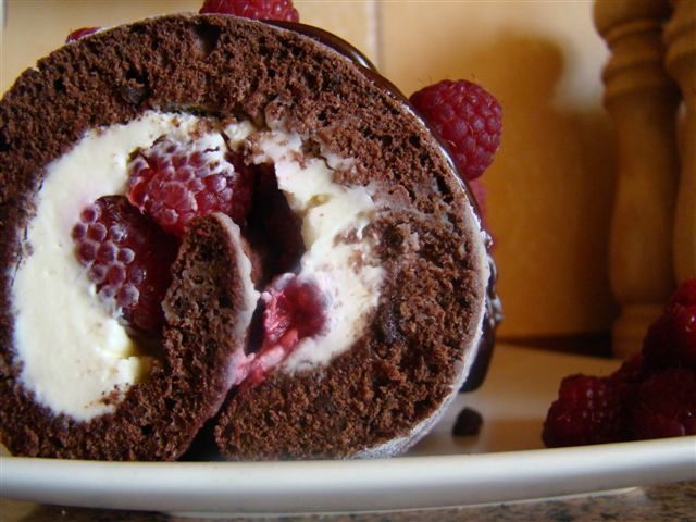 rolada_czekoladowa_z_serkiem_mascarpone_i_malinami