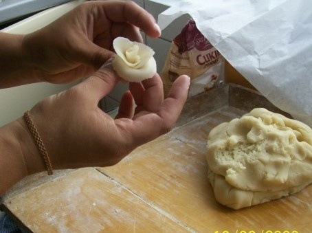 marcepanowa_oszukana_masa_do_dekoracji_tortow_i_ciast