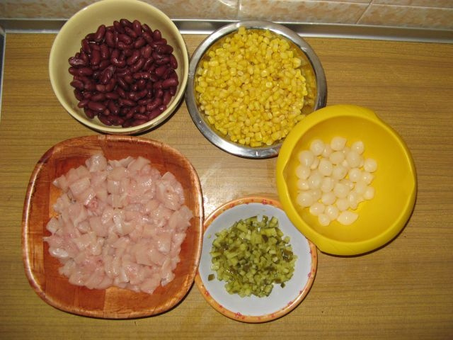 salatka_z_kurczakiem_i_cebulkami_marynowanymi