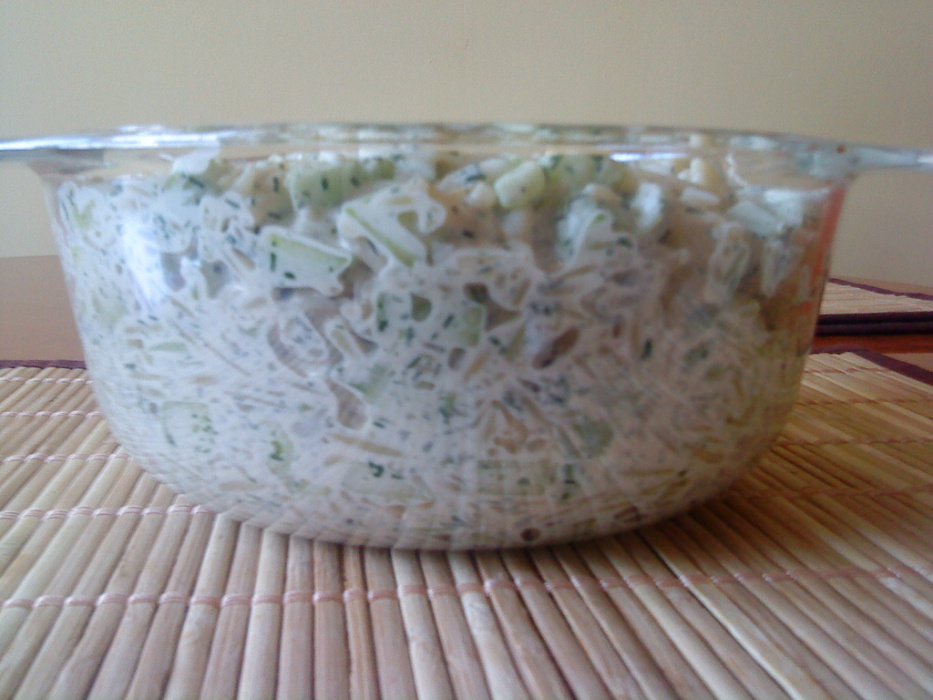 salatka_z_ogorkiem_i_makaronem