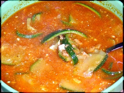 Smaczna zupa z dodatkiem tuńczyka
