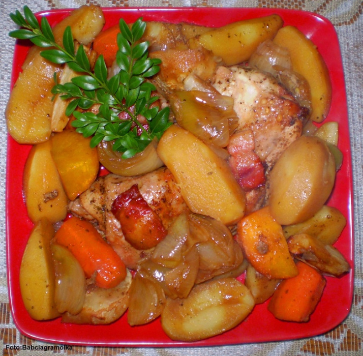 Kurczak pieczony z warzywami i ziemniakami z Garnka rzymskiego :