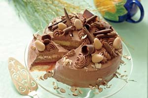 Tort z czekoladą i galaretką wiśniową