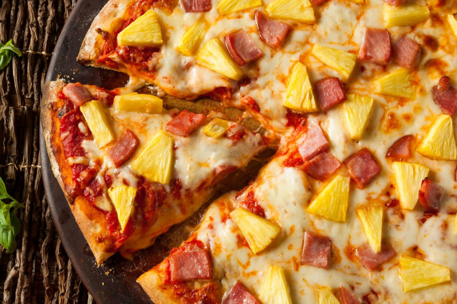 Pizza hawajska jak powstała pizza z ananasem? Mojegotowanie.pl