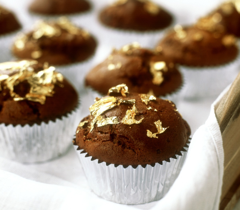 Płatki jadalnego złota na czekoladowych muffinkach