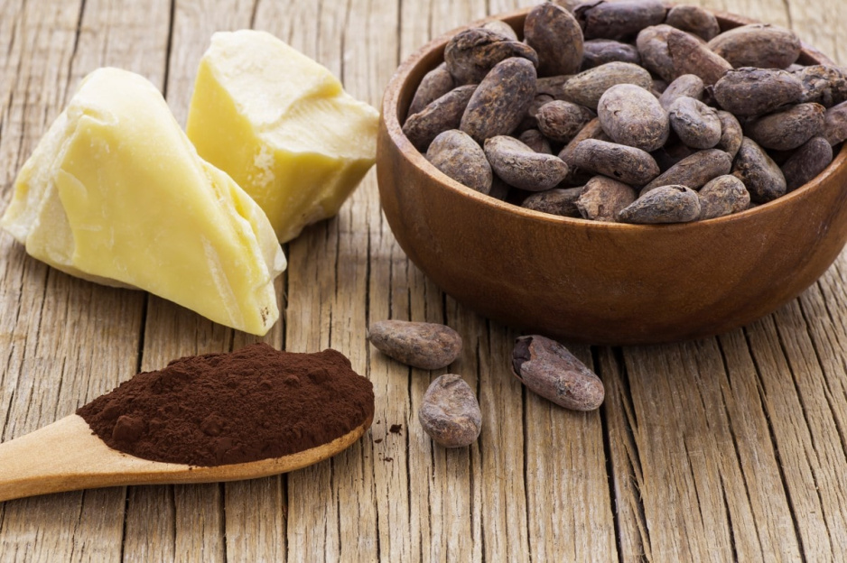 Czekolada powstaje z ziaren kakaowca, które są poddawane: