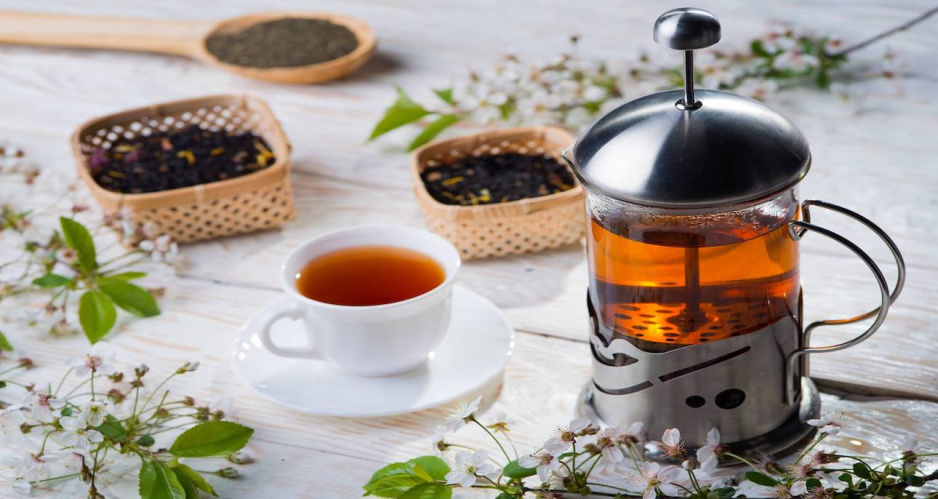 Rooibos, Assam - czym różnią się te popularne odmiany herbaty? Przepis na ekspresową herbatę na zimno.