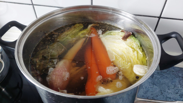 Rosół na mięsie z perliczki