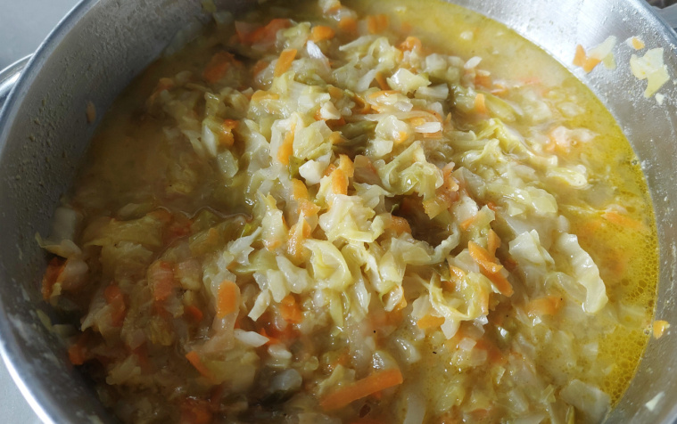 Duszona młoda kapusta