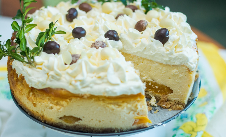 przepis na sernik z brzoskwiniami