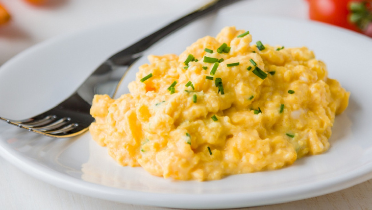 jajecznica ze śmietaną przepis