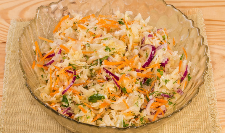 surówka z młodej kapusty - przepis