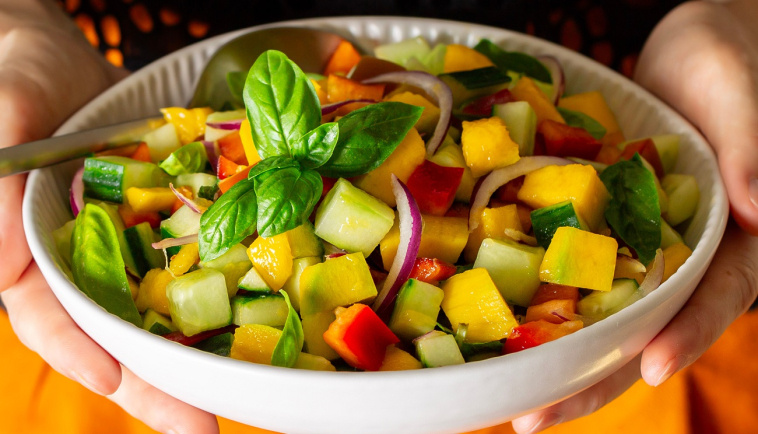 surówka z ogórka i mango