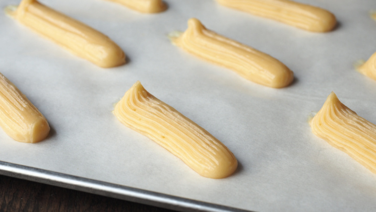 Rozkładanie ciasta parzonego na blaszcze