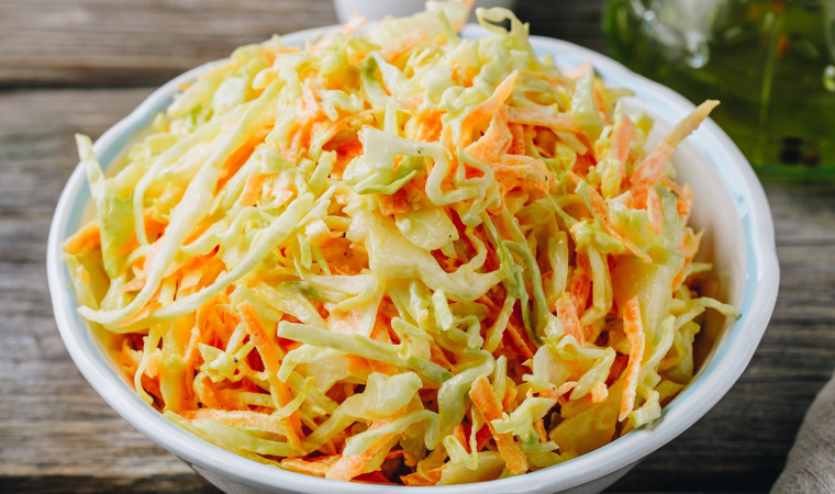 surówka z młodej kapusty przepis