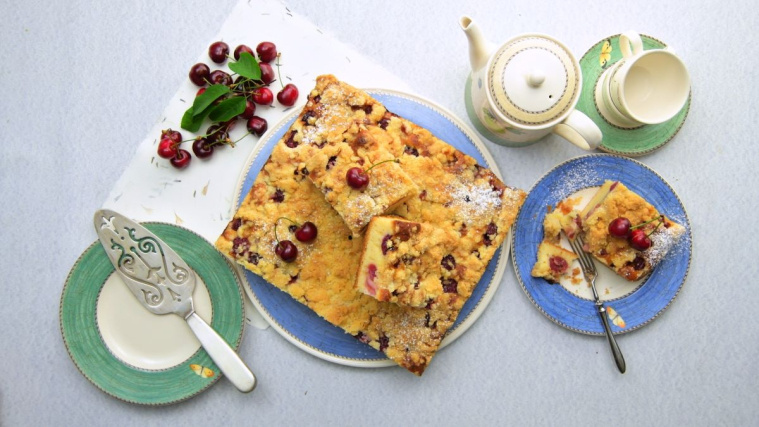 ciasto z czereśniami i kruszonką - upieczone