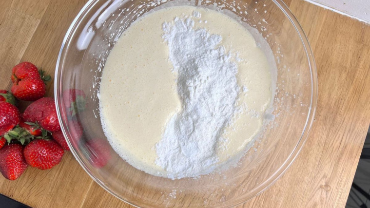 ciasto z rabarbarem i truskawkami - masa jajeczna z mąką 