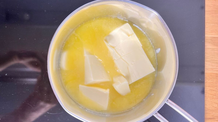 ciasto z rabarbarem i truskawkami - roztapianie masła