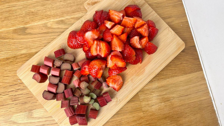 ciasto z rabarbarem i truskawkami - pokrojone truskawki i rabarbar