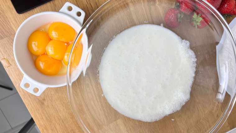 ciasto z rabarbarem i truskawkami - ubite białka i żółtka