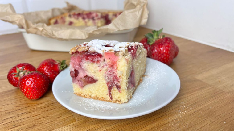 ciasto z rabarbarem i truskawkami