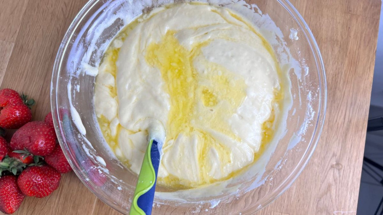 ciasto z rabarbarem i truskawkami - masa z roztopionym masłem