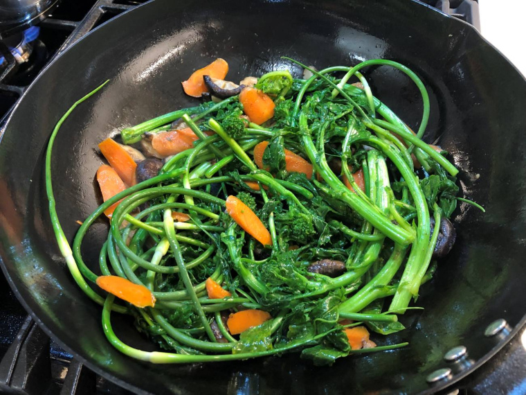 pędy czosnku stir fry