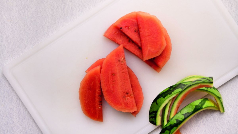 sałatka z arbuzem i ogórkiem - przygotowanie arbuza