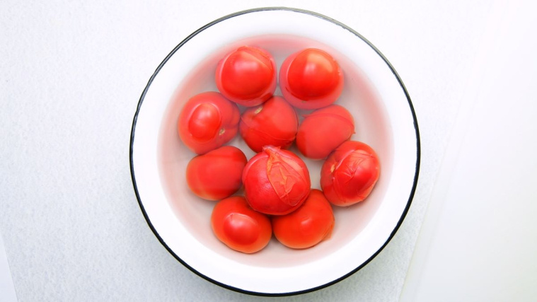 dżem z pomidorów - sparzanie pomidorów