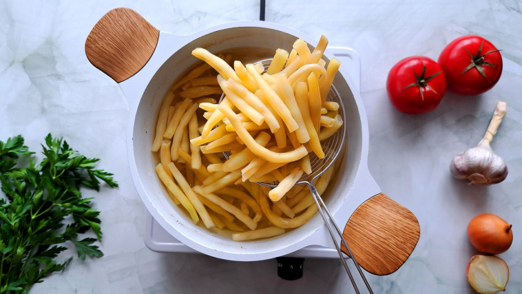 fasolka szparagowa w sosie pomidorowym - krok 2