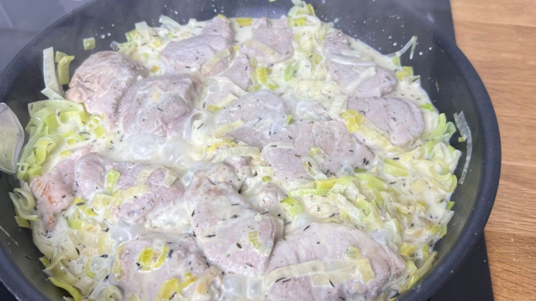 polędwiczki w sosie porowym - duszenie