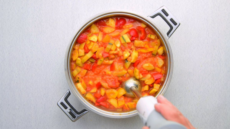 sos z cukinii pomidorów i papryki