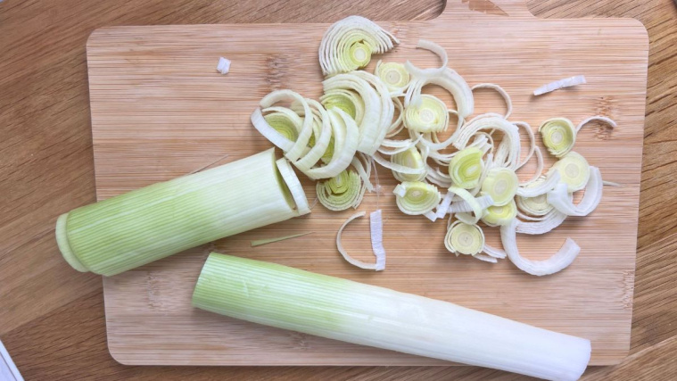 polędwiczki w sosie porowym - krojenie pora