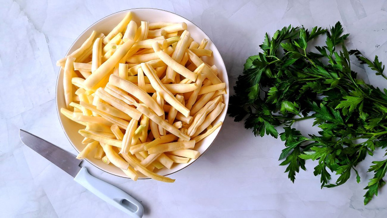 fasolka szparagowa w sosie pomidorowym - krok 1