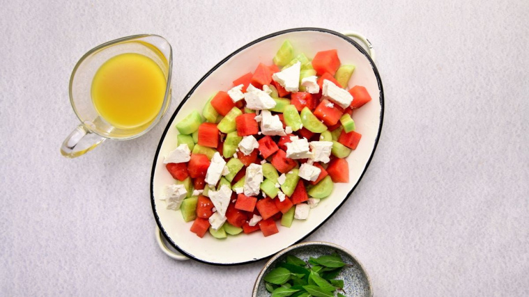 sałatka z arbuzem i ogórkiem z fetą
