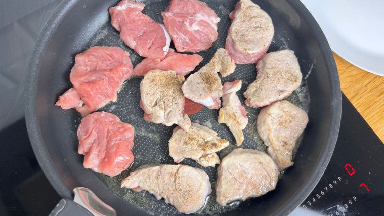 polędwiczki w sosie porowym - obsmażanie mięsa