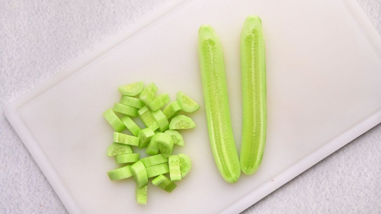 sałatka z arbuzem i ogórkiem - przygotowanie ogórków