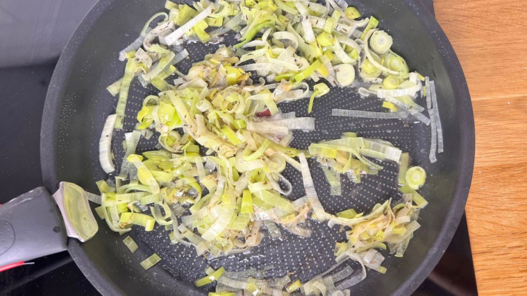 polędwiczki w sosie porowym - duszenie pora