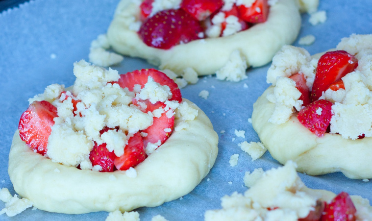 przepis na drożdżówki z owocami