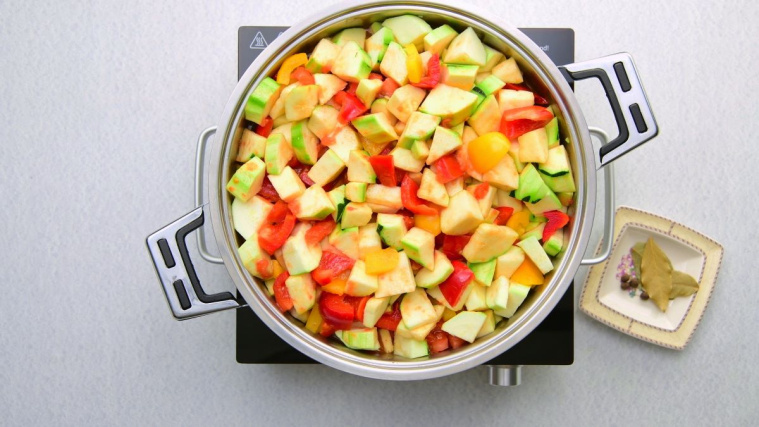 sos z cukinii, papryki, pomidorów do słoików - smażenie