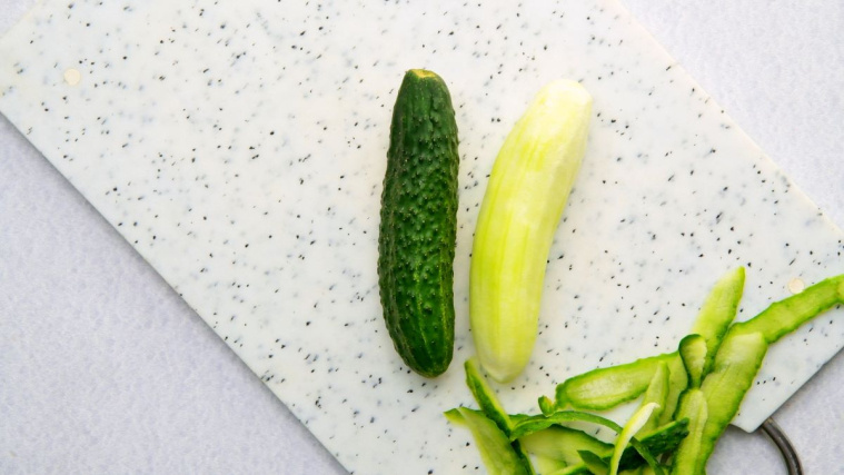 chłodnik z arbuza - obieranie ogórków